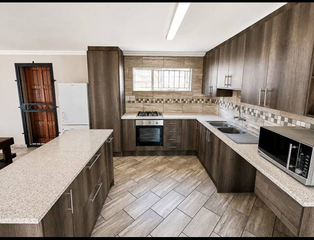 5 BEDROOM HOUSE FOR SALE IN WIERDA PARK